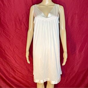 Vintage 1960’s Vanity Fair Applique V-Neck Pale Pink Sleep Dress Medium